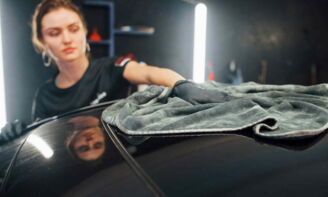 Außenreinigung und Handwäsche Auto in Korb